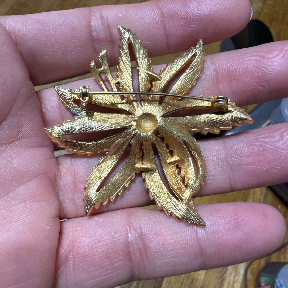 Vintage Gold Tone Floral Brooch - Picture 3 of 3